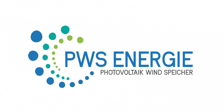 Logo von PWS Energie, bestehend aus einem Kreis aus blauen und grünen Punkten, darunter der Text 'PWS ENERGIE' und 'PHOTOVOLTAIK WIND SPEICHER'